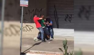 Cum a fost pedepsit un tânăr filmat în timp ce își bătea prietena pe stradă