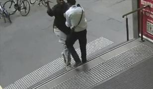 Momentul îngrozitor în care teroristul de la Melbourne își înjunghie victima în gât