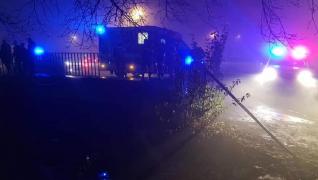 Accident teribil în Târgu Mureş. Maşina unor tineri, dintre care două fete de 13 şi 19 ani, a plonjat în apă. Şoferul, în stare critică