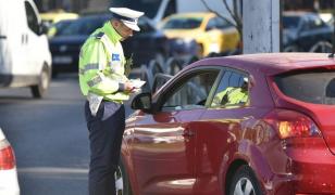 Dialog între un polițist de la Rutieră și o șoferiță: 'Nu pot centura pentru că am silicoane'