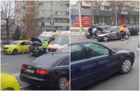 Ambulanță care transporta un pacient la spital, la Iași, izbită violent de un șofer care nu i-a acordat prioritate