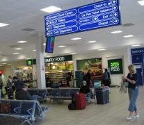 Români blocați de două zile pe aeroportul Luton din Londra, după ce două curse aeriene către Cluj au fost anulate