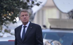 Klaus Iohannis depune o coroană de flori la Colectiv