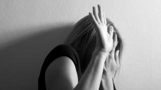 Un român din Italia şi-a obligat copiii sa se uite cum le injunghie mama