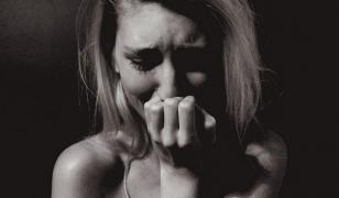 Tânără din Codlea, abuzată de socru în timp ce dormea