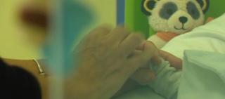 Bebeluşul român a fost abandonat de mamă în spital, fiind diagnosticat cu probleme cardiace