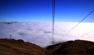 Fenomen spectaculos la Sinaia. O mare de nori a acoperit Valea Prahovei