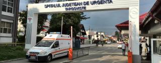 Scandal la Spitalul Judeţean Târgovişte. Mai multe persoane au distrus uşile, agentul de pază rănit