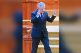 Politicianul le-a arătat degetul mijlociu reprezentanţilor Opoziţiei în timpul dezbaterilor din Camera Deputaţilor