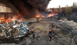 Pompierii au decis să inunde depozitul de mase plastice din Ploieşti
