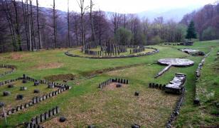 Incendiu de pădure lângă cetatea dacică Sarmizegetusa Regia din cauza unui ritual