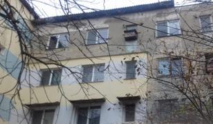 Măicuță din Vaslui vrea să se arunce de pe bloc, autoritățile i-au luat copilul