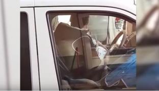 Scene bizare în fața morgii din Reșița. Șoferiță alăptează un bebeluș chiar în mașina de pompe funebre (Video)