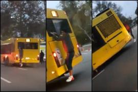 Tânăr agățat de autobuz, la Constanța