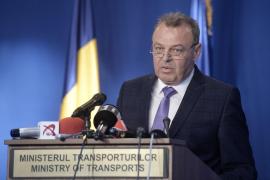 Ministrul Transporturilor, Lucian Şova, la o declaraţie de presă
