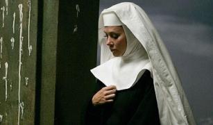 Măicuță din Bârlad face un copil cu un arab, mama ei se aruncă de pe bloc de rușine. Tânăra a vrut și ea să sară