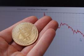 Moneda virtuală Bitcoin atinge un minim istoric
