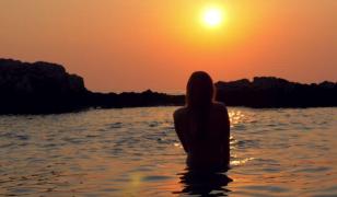 O româncă din Italia s-a aruncat în mare, însă a fost salvată