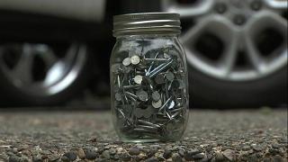 Vasluian arunca zeci de cuie pe sosea, masinile fac pana