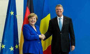 Klaus Iohannis și Angela Merkel își strâng mâinile