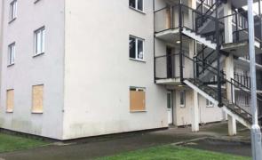 Înaintea atacului cu rachetă, tinerii britanici le-au spart ferestrelor românilor