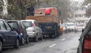 Asfaltare pe ninsoare, pe o stradă din Galați