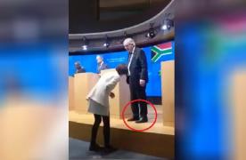 Jean-Claude Juncker, încălţat cu pantofi diferiţi