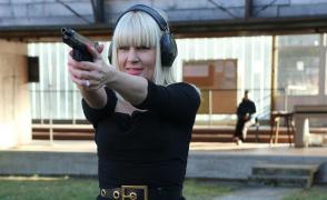 Elena Udrea trage cu un pistol Glock