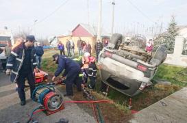 Politistul a adormit la volan si s-a rasturnat cu masina