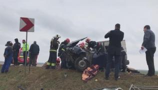 Una dintre mașinile implicate în accident