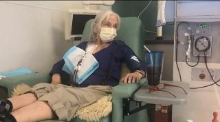 Pacienta pe patul de spital după operație