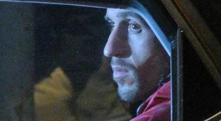 Agresorul româncei în mașina de poliție