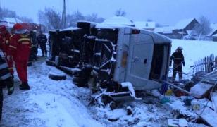 Nouă oameni au ajuns la spital după ce un autocar s-a răsturnat pe câmp la Buzău