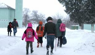 Şcoli închise din cauza ninsorii în Galaţi. Elevii şi profesorii tremură de frig în clase