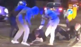 Video cu momentul în care doi poliţişti sunt bătuţi cu sălbăticie pe o stradă din Londra