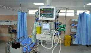 Femeia cu arsuri grave, transferată la Timişoara, a fost operată de două ori