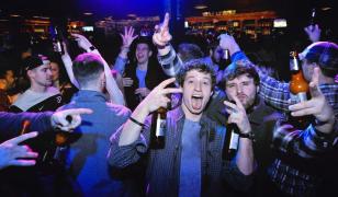 O petrecere a burlacilor s-a încheiat cu 17 divorţuri după ce o soţie s-a 'infiltrat' în grup