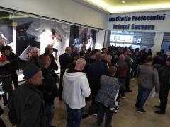 Sucevean promite că face scandal monstru daca mai gaseste coada la inmatriculari