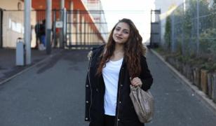 Ana Maria trăieşte în mahala, dar merge la liceu şi vrea să se facă asistent social