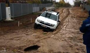 Drumuri surpate în trei localităţi din Galaţi după lucrări la sistemul de canalizare