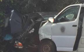 Microbuzul românesc a intrat în plin în autoturismul în care erau adolescenţii