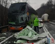 Impact violent între un autocar cu 25 de pasageri și un TIR, la Sibiu. Traficul e complet blocat