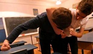 Un elev din Timişoara a fost bătut de doi colegi