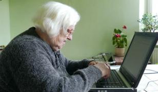 O femeie din Petrila i-a dat peste 11.000 de euro unui 'gigolo' care i-a promis o valiză de bani