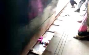 Momentul în care un tren trece peste un bebeluș de un an căzut pe șine, iar copilul scapă miraculos