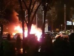 Maşini în flăcări într-o parcare din Bucureşti. Focul s-a extins rapid (Video)