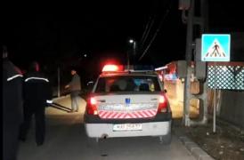 Un polițist a fost lovit cu toporul în cap în momentul în care aplana un conflict în Slatina Timiş. Agresorul a fost reținut