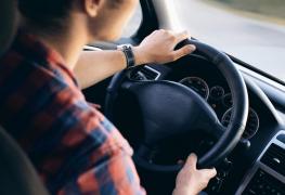 Patru adolescenți de 15 și 16 ani au furat o mașină și au pornit într-o cursă haotică pe străzile din Bârlad. Șoferul era băut