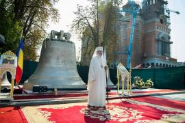 Patriarhul Daniel, în faţa clopotelor care îi poartă chipul la Catedrala Mântuirii Neamului