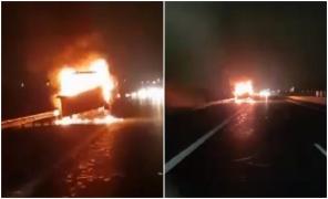 Video cu utilajul care a fost cuprins de flăcări pe autostrada A2, între Constanţa și Bucureşti. Se circulă pe o singură bandă